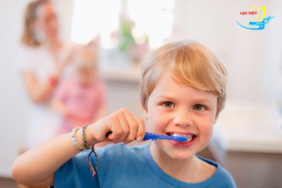 Đánh răng đúng cách để ngăn bé bị sâu răng
